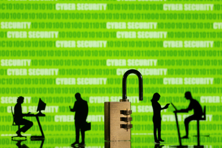 L&#39;illustration montre les mots et le code binaire "cybersécurité" affichés