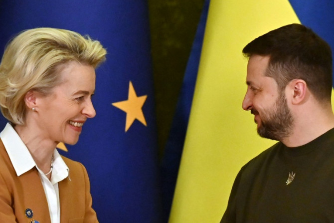 Ursula von der Leyen (à gauche) a rencontré jeudi le président ukrainien Volodymyr Zelensky (à droite)