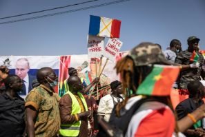 Après que la junte au pouvoir au Mali a forcé les troupes françaises à partir l&#39;année dernière, les officiers de l&#39;armée qui dirigeaient le Burkina Faso voisin ont emboîté le pas