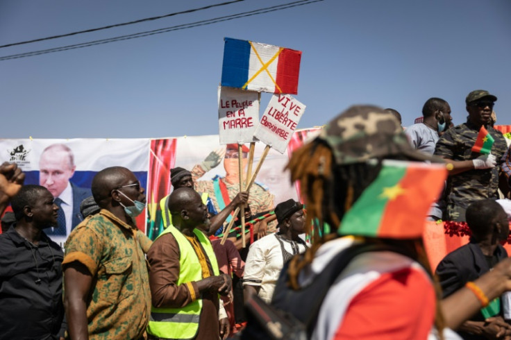 Après que la junte au pouvoir au Mali a forcé les troupes françaises à partir l&#39;année dernière, les officiers de l&#39;armée qui dirigeaient le Burkina Faso voisin ont emboîté le pas