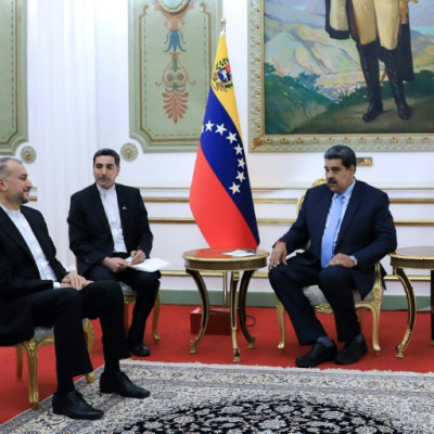 Le président vénézuélien Nicolas Maduro (à droite) rencontre le ministre iranien des Affaires étrangères Hossein Amir-Abdollahian (à gauche) au palais présidentiel de Caracas le 3 février 2023