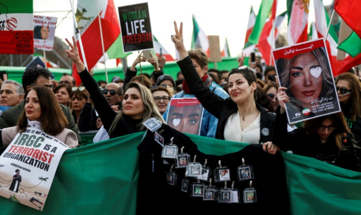 Les manifestants ont scandé le slogan du mouvement de contestation "Femme. Vie. Liberté"