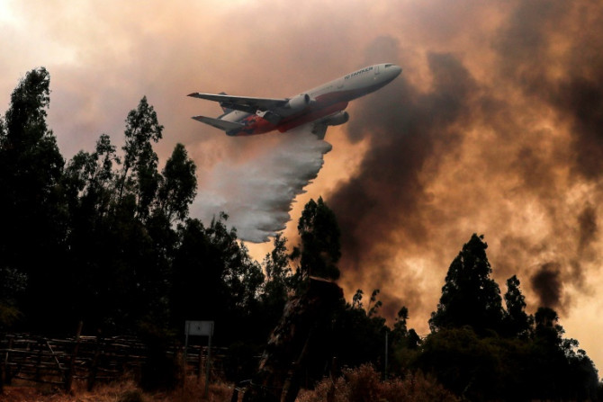 Les incendies de forêt font rage depuis plus d&#39;une semaine dans le centre-sud du Chili, faisant au moins 24 morts. Un avion de pompiers DC-10 largue de l&#39;eau sur un feu de forêt à Ninhue, dans la région de Nuble
