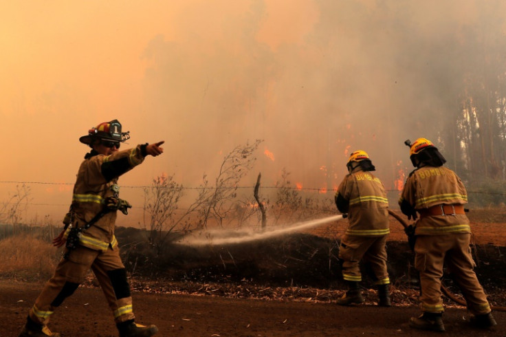 Les pompiers combattent un incendie dans la région de Nuble au Chili le 10 février 2023