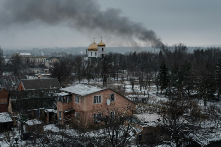 Une fumée noire s&#39;élève après un bombardement à Bakhmut le 3 février 2023, au milieu de l&#39;invasion russe de l&#39;Ukraine
