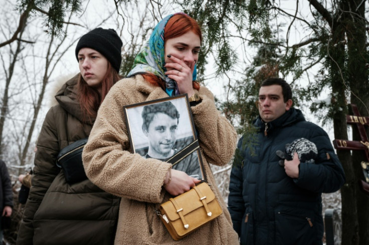 Kateryna Avdeyeva tient un portrait de son défunt ami, le militaire ukrainien Oleksandr Korovniy, orphelin de 28 ans, tué à Bakhmut