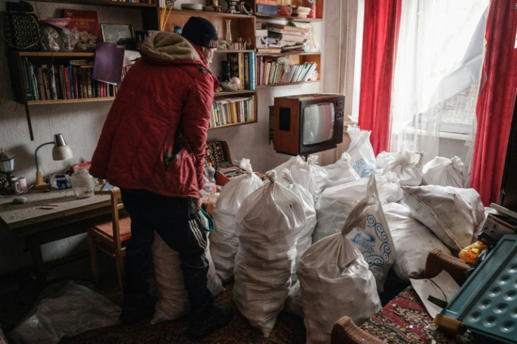 Oleksiy, un habitant de Bakhmut, apporte du bois de chauffage à l&#39;appartement de son voisin
