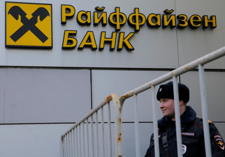Officier de police russe se tient devant la succursale de la Banque Raiffeisen à Moscou