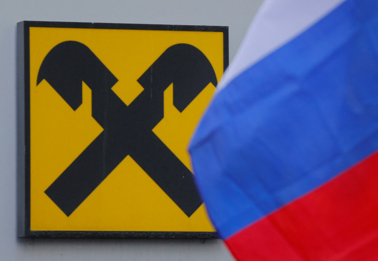Le logo de la Banque Raiffeisen est représenté à côté du drapeau national russe à Moscou