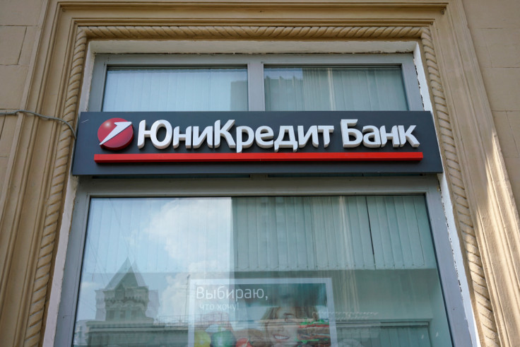 Le logo de la banque UniCredit est exposé à Moscou