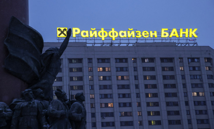 Une vue montre une pancarte publicitaire Raiffeisen Bank à Moscou