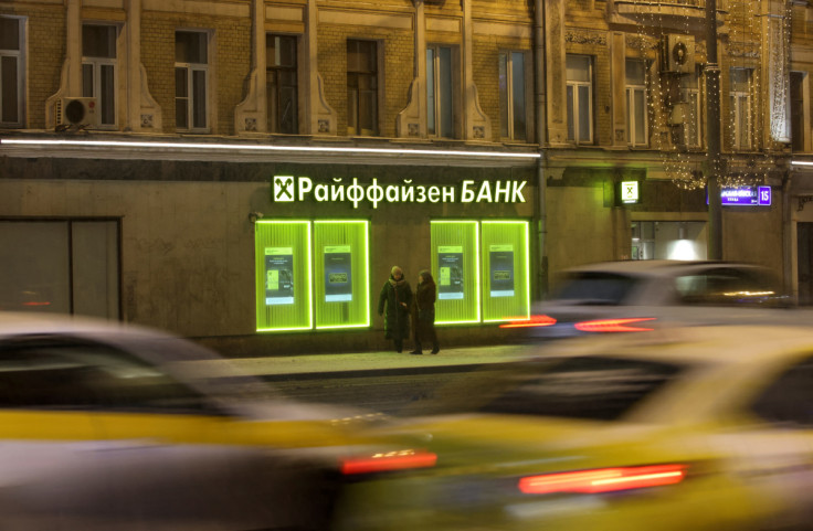 Une vue montre une succursale de Raiffeisen Bank à Moscou