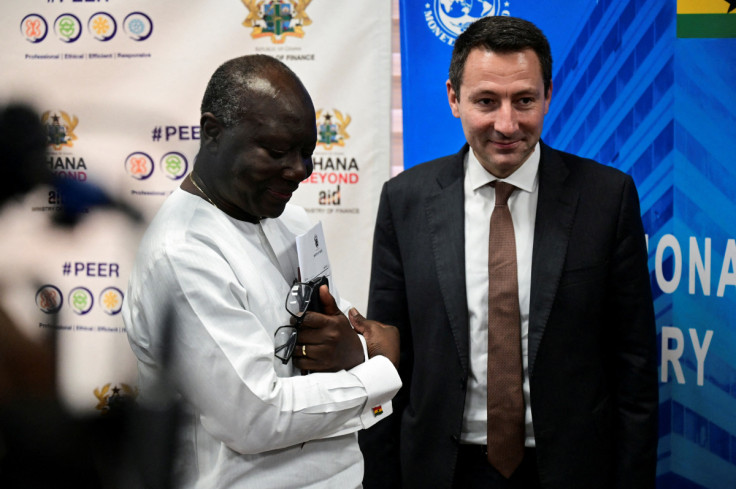 Le ministre ghanéen des Finances, Ken Ofori-Atta, aux côtés de Stéphane Roudet, chef de mission du FMI pour le Ghana à Accra