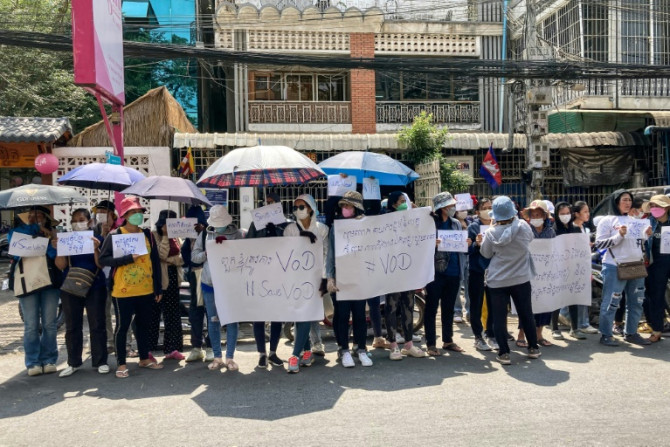 Les gens se sont rassemblés à Phnom Penh pour protester contre la fermeture forcée du média cambodgien Voice of Democracy
