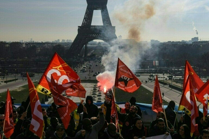 Les syndicats protestent à Paris contre le projet de loi sur la réforme des retraites visant à relever l&#39;âge de la retraite de 62 à 64 ans