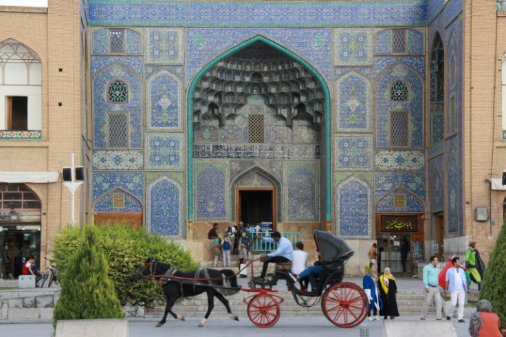 Les touristes visitent la mosquée Lotfallah sur la place Naqsh-e Jahan dans la ville iranienne centrale d&#39;Ispahan