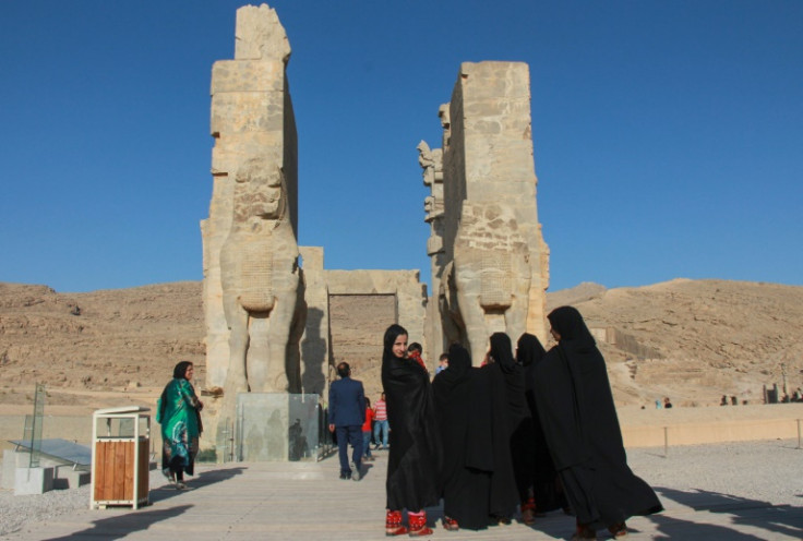 Les touristes visitent le site archéologique de Persépolis