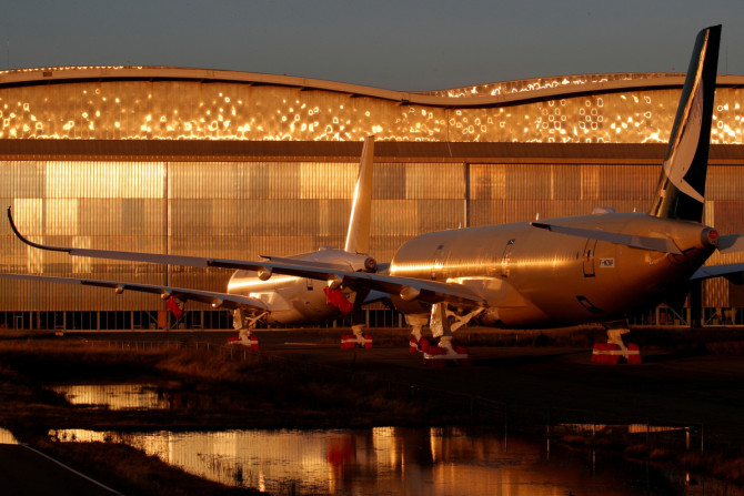 Des avions de passagers A350 sont vus stationnés à l&#39;usine Airbus de Blagnac près de Toulouse