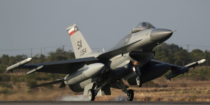 Un chasseur à réaction F-16 de l&#39;US Air Force décolle d&#39;une base aérienne au cours de l&#39;exercice aérien multinational CRUZEX à Natal