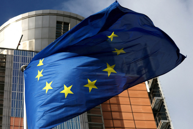 Un drapeau de l&#39;Union européenne flotte devant le siège de la Commission européenne à Bruxelles