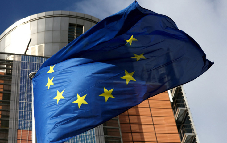 Un drapeau de l&#39;Union européenne flotte devant le siège de la Commission européenne à Bruxelles
