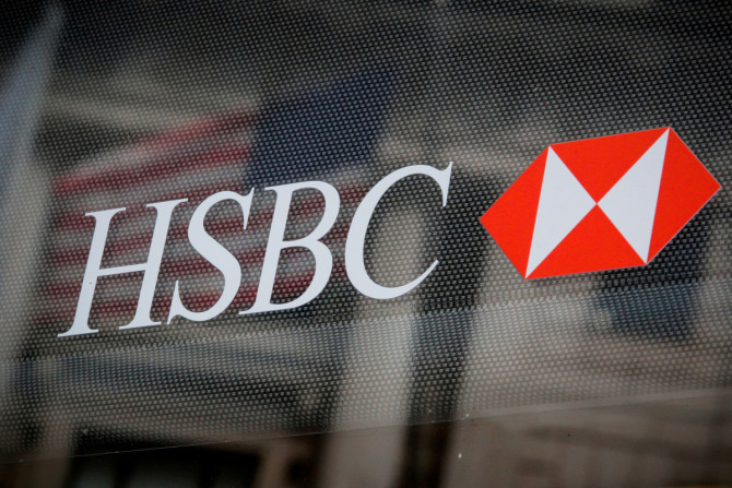Le logo HSBC est visible sur une succursale bancaire dans le quartier financier de New York