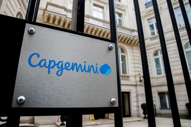 Le logo de Capgemini est visible au siège de la société à Paris
