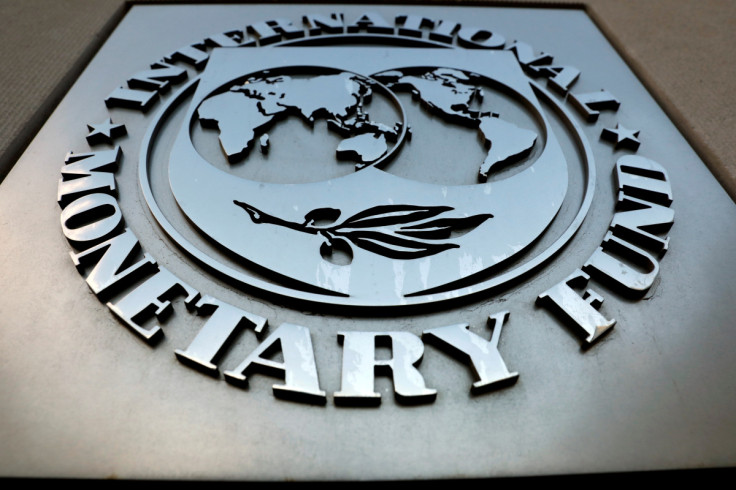 Le logo du FMI est visible à l&#39;extérieur du bâtiment du siège à Washington