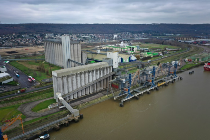 Silos au port de Rouen dans le nord-ouest de la France, où les exportations de céréales ont bondi depuis la guerre d&#39;Ukraine