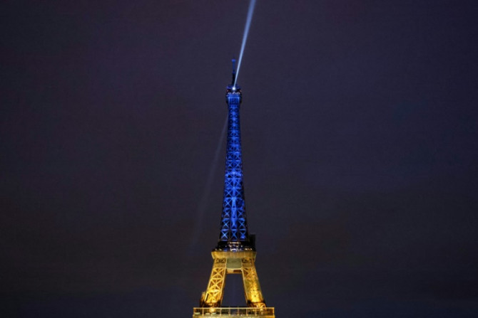 La Tour Eiffel est apparue en bleu et jaune dans un spectacle de soutien à l&#39;Ukraine
