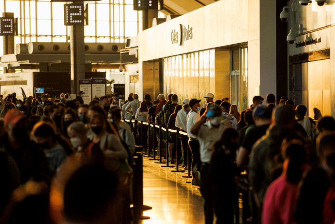 Les voyageurs se pressent dans la salle des départs de l&#39;aéroport international Pearson de Toronto à Mississauga