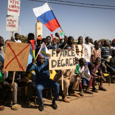 Des manifestants brandissant des drapeaux russes ont organisé un rassemblement à Ouagadougou en janvier pour demander à la France de retirer son ambassadeur et de retirer ses troupes