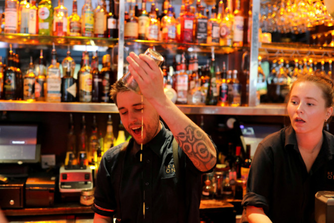 Un barman prépare des cocktails dans un bar du centre de Londres
