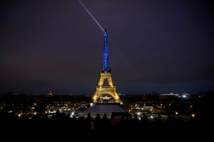 La Tour Eiffel à Paris a été illuminée dans les couleurs bleu-jaune du drapeau ukrainien