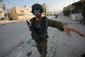 Les forces de sécurité israéliennes se déploient à Huwara en Cisjordanie occupée après la mort par balle de deux Israéliens