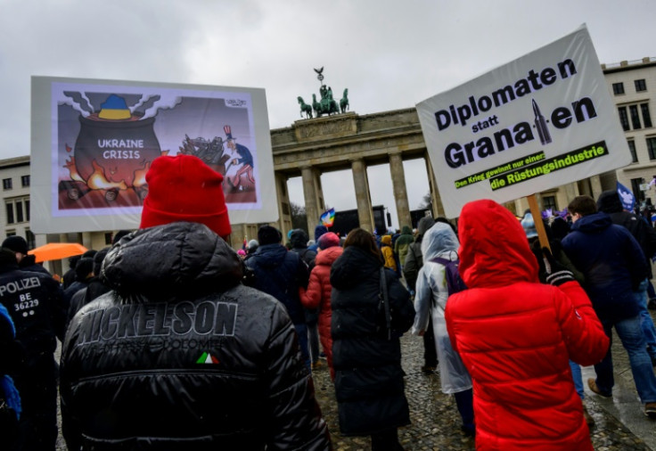 Les manifestants à la porte de Brandebourg de Berlin ont appelé à des négociations avec Moscou plutôt qu&#39;à des livraisons d&#39;armes à l&#39;Ukraine