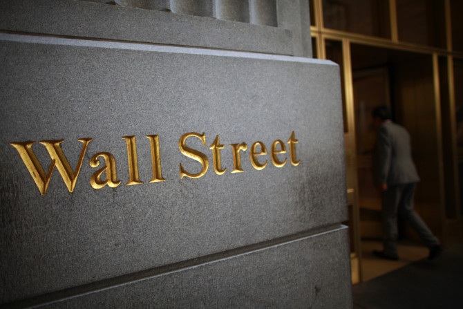 Signe est vu à Wall Street près de la Bourse de New York