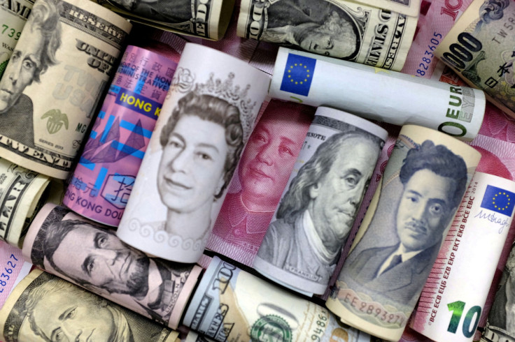 L&#39;euro, le dollar de Hong Kong, le dollar américain, le yen japonais, la livre et les billets de 100 yuans chinois sont visibles sur cette illustration