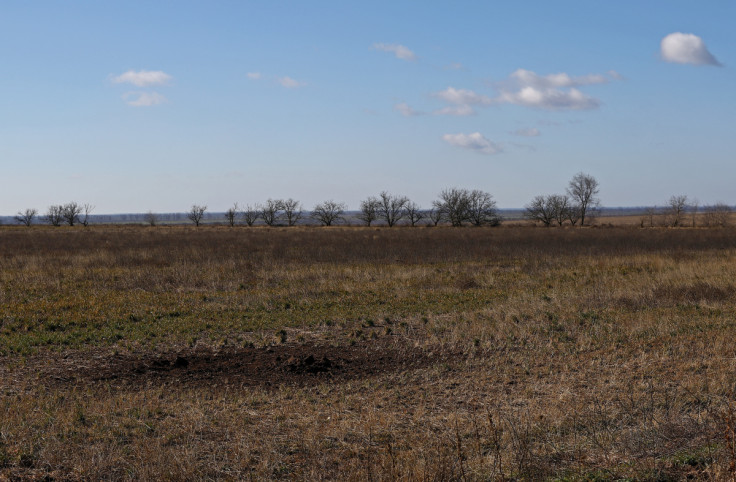 Une vue de la dépression causée par les bombardements dans le champ du producteur de céréales Andrii Povod qui a été endommagé par les bombardements et les tranchées, à Bilozerka