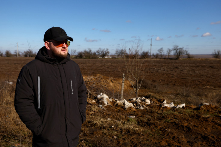 Le producteur de céréales Andrii Povod se tient à côté de son champ qui a été endommagé par des bombardements et des tranchées, au milieu de l&#39;invasion russe de l&#39;Ukraine, à Bilozerka
