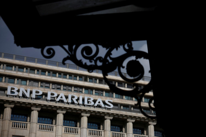 Logo de BNP Paribas sur un bâtiment bancaire à Paris