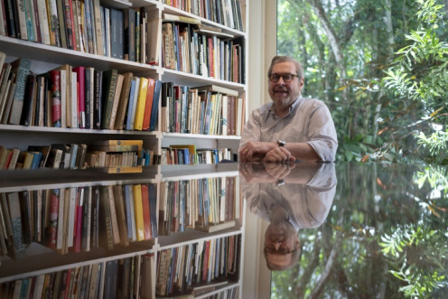 Le collectionneur d&#39;art et écrivain brésilien Pedro Correa do Lago pose après une interview à l&#39;AFP dans sa maison de Rio de Janeiro