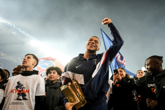 Kylian Mbappe a été salué en héros par le Parc des Princes après être devenu le meilleur buteur de tous les temps du Paris Saint-Germain ce week-end.