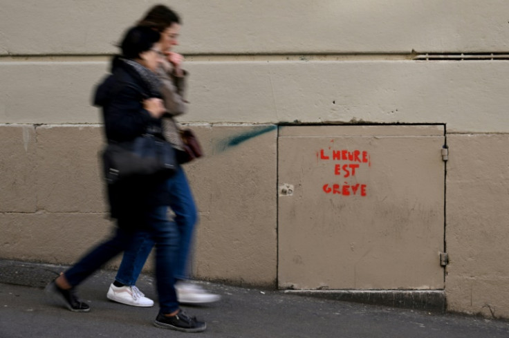 "Il est temps de faire grève": un jeu de mots graffiti dans la ville de Marseille, dans le sud de la France, appelle les gens à manifester