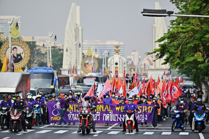 Des femmes descendent dans les rues de Bangkok pour défendre des droits de plus en plus attaqués