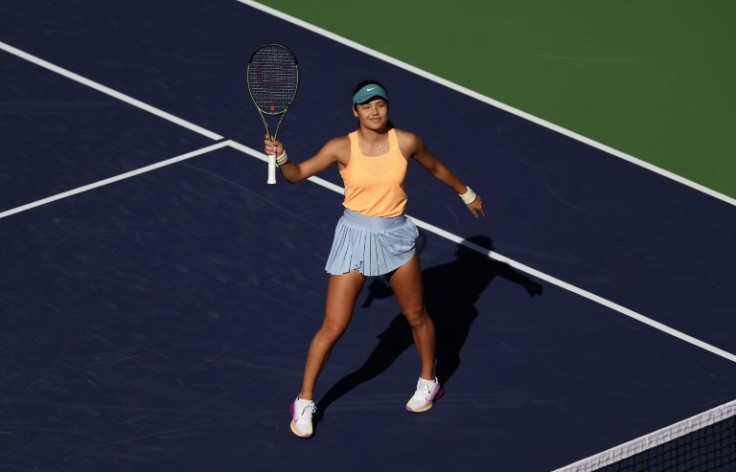 La Britannique Emma Raducanu célèbre sa victoire au premier tour contre Danka Kovinic du Monténégro lors du tournoi de tennis sur terrain dur d&#39;Indian Wells