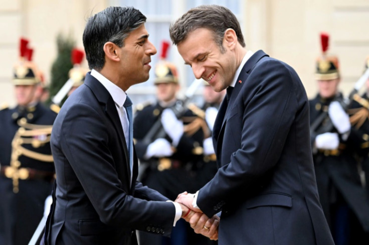 Le président français Emmanuel Macron serre la main du Premier ministre britannique Rishi Sunak à son arrivée à l&#39;Elysée