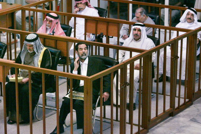L&#39;ancien président irakien Saddam et ses co-accusés comparaissent devant le tribunal de Bagdad
