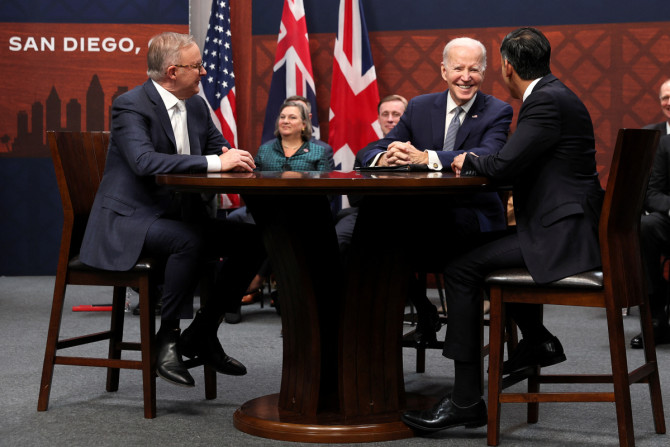 Le président américain Biden assiste à une réunion trilatérale avec le Premier ministre australien Albanese et le Premier ministre britannique Sunak à la base navale de Point Loma à San Diego