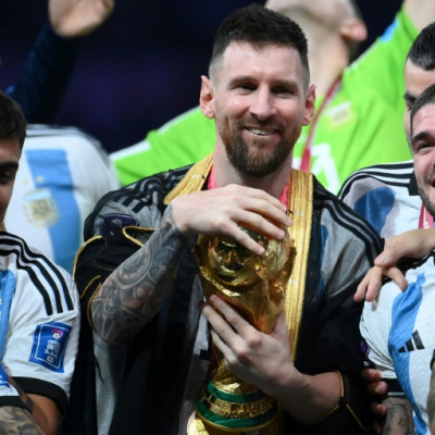 Lionel Messi détient le trophée après que l&#39;Argentine a battu la France aux tirs au but lors de la finale de la Coupe du monde de l&#39;an dernier à Doha